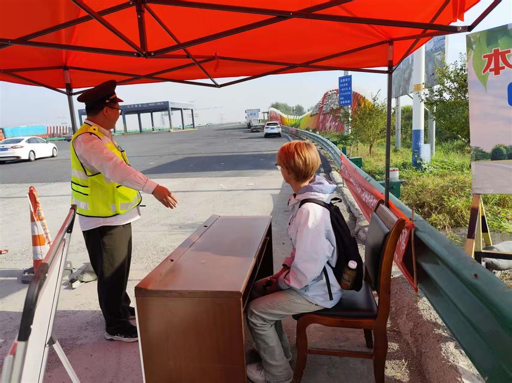 温馨指引学生等车，守护一方平安旅途
