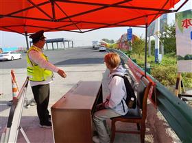 温馨指引学生等车，守护一方平安旅途